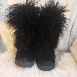 Bearpaw Fluffy Size 7 Boots